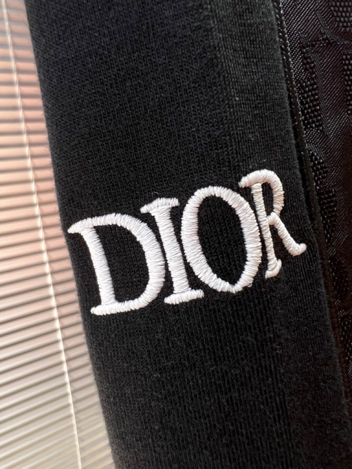 Dior 迪奥2025秋冬新款休闲裤！官网同步发售。品牌经典LOGO休闲裤 ，定制面料，舒适度极好，手触