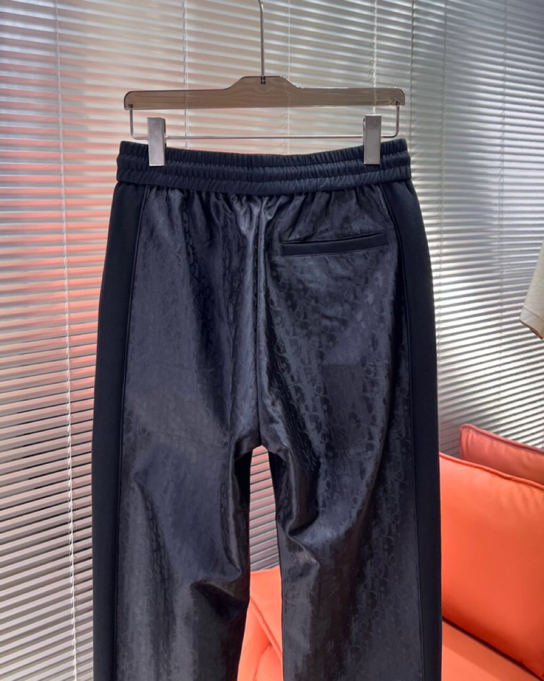 Dior 迪奥2025秋冬新款休闲裤！官网同步发售。品牌经典LOGO休闲裤 ，定制面料，舒适度极好，手触
