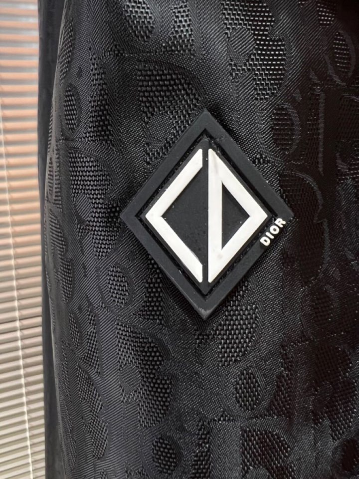 Dior 迪奥2025秋冬新款休闲裤！官网同步发售。品牌经典LOGO休闲裤 ，定制面料，舒适度极好，手触