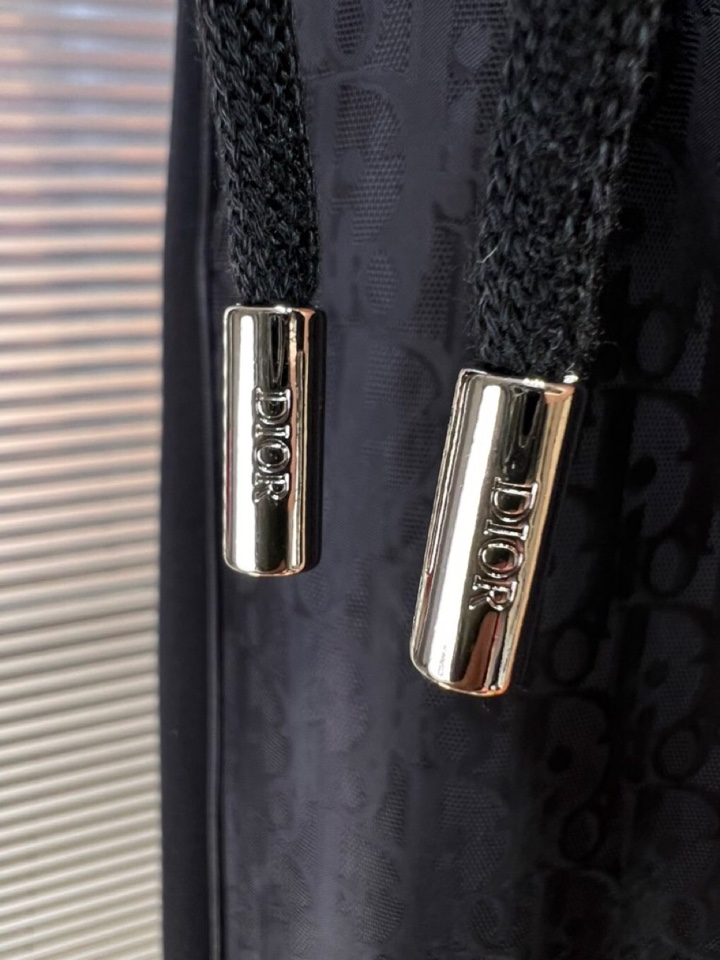 Dior 迪奥2025秋冬新款休闲裤！官网同步发售。品牌经典LOGO休闲裤 ，定制面料，舒适度极好，手触