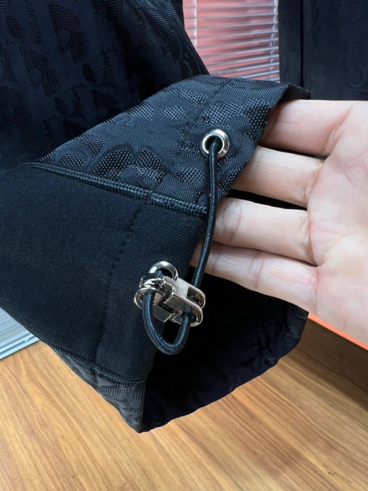 Dior 迪奥2025秋冬新款休闲裤！官网同步发售。品牌经典LOGO休闲裤 ，定制面料，舒适度极好，手触