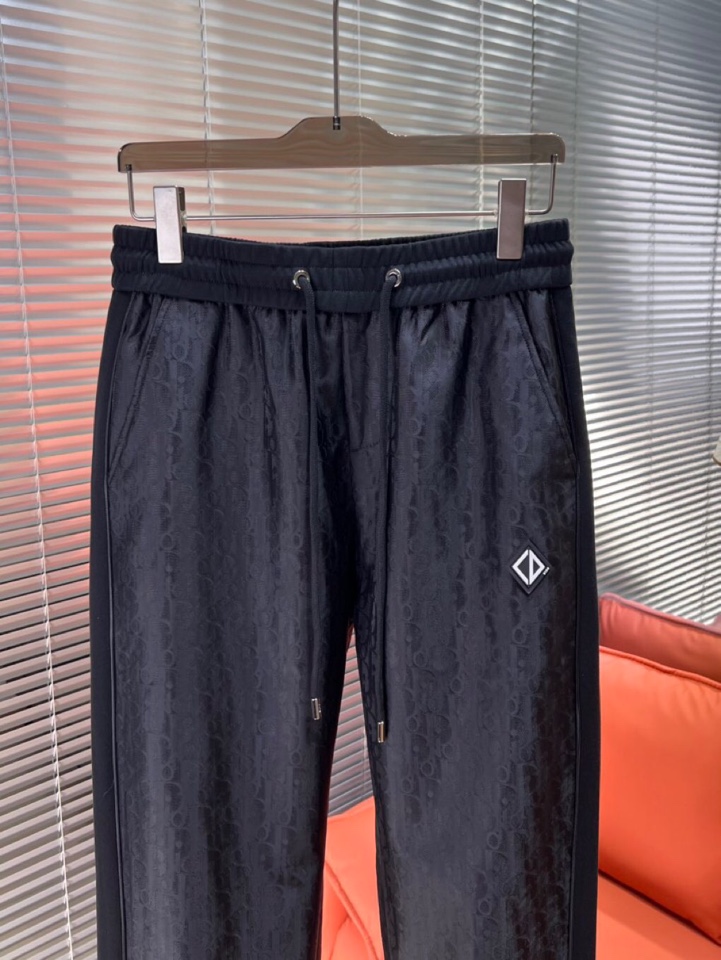 Dior 迪奥2025秋冬新款休闲裤！官网同步发售。品牌经典LOGO休闲裤 ，定制面料，舒适度极好，手触