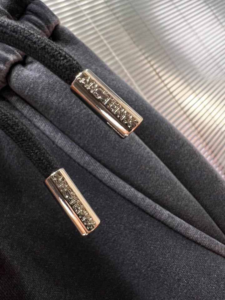 (Arcteryx）始祖鸟2025秋冬新款休闲裤！官网同步发售。品牌经典LOGO休闲裤 ，定制面料，舒适