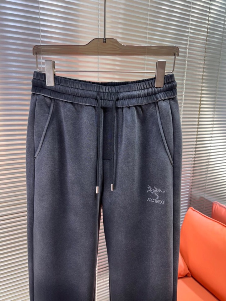 (Arcteryx）始祖鸟2025秋冬新款休闲裤！官网同步发售。品牌经典LOGO休闲裤 ，定制面料，舒适