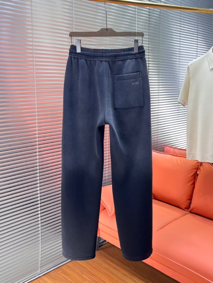 (Arcteryx）始祖鸟2025秋冬新款休闲裤！官网同步发售。品牌经典LOGO休闲裤 ，定制面料，舒适