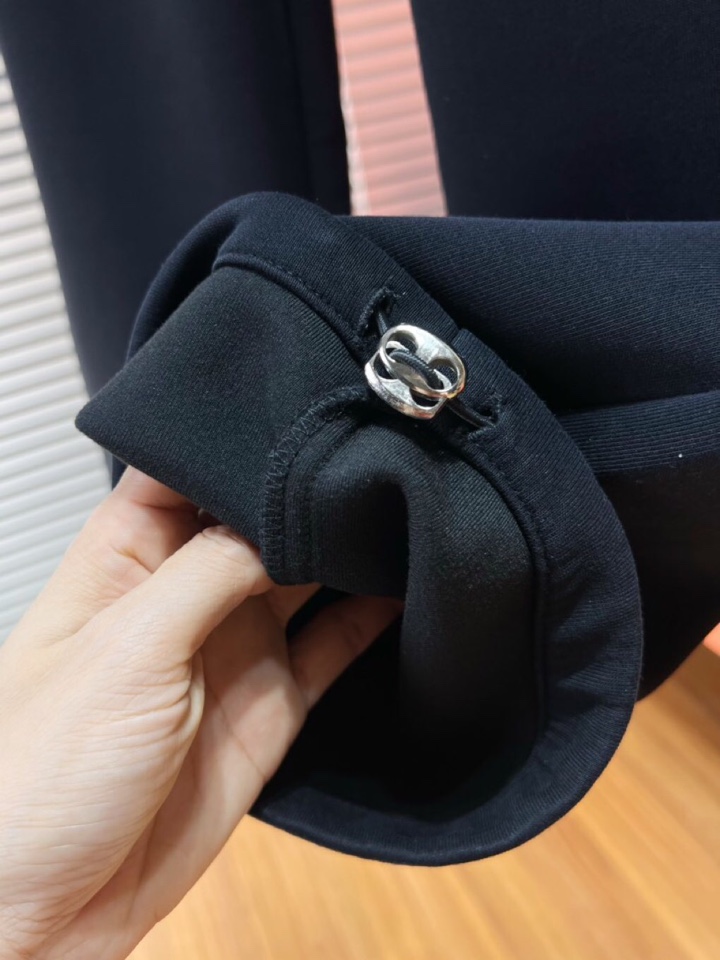 (Arcteryx）始祖鸟2025秋冬新款休闲裤！官网同步发售。品牌经典LOGO休闲裤 ，定制面料，舒适