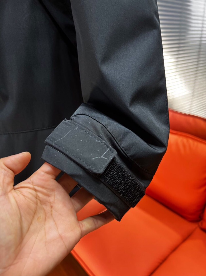 Prada 普拉达2025秋冬棉服夹克外套，定制原版logo五金，精致工艺面料，顶级元素融合打造，潮男时