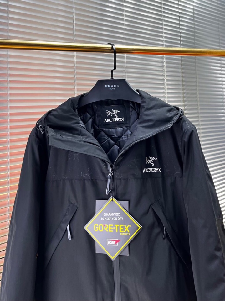 Prada 普拉达2025秋冬棉服夹克外套，定制原版logo五金，精致工艺面料，顶级元素融合打造，潮男时