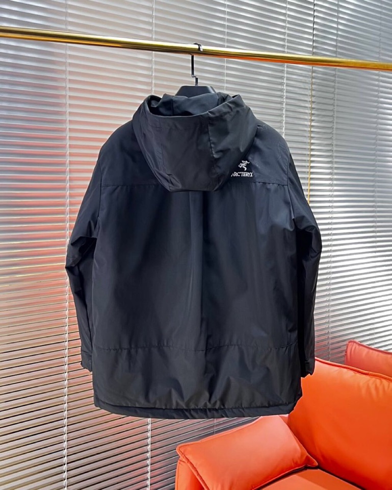 Prada 普拉达2025秋冬棉服夹克外套，定制原版logo五金，精致工艺面料，顶级元素融合打造，潮男时