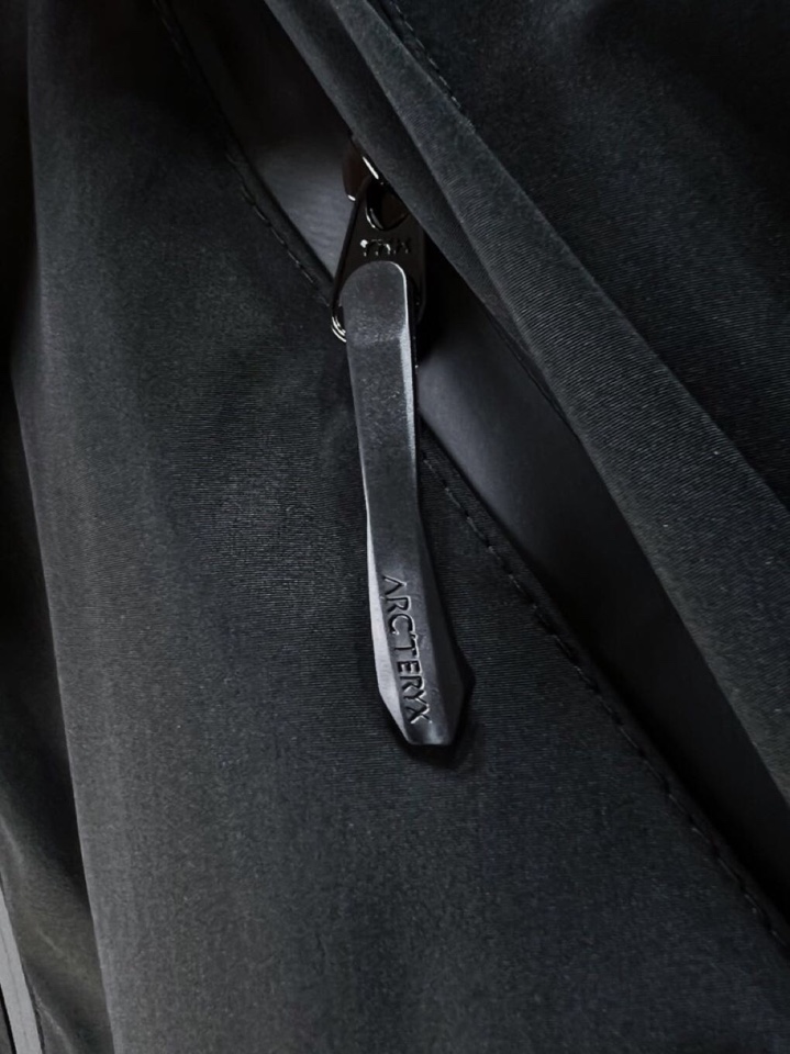 Prada 普拉达2025秋冬棉服夹克外套，定制原版logo五金，精致工艺面料，顶级元素融合打造，潮男时