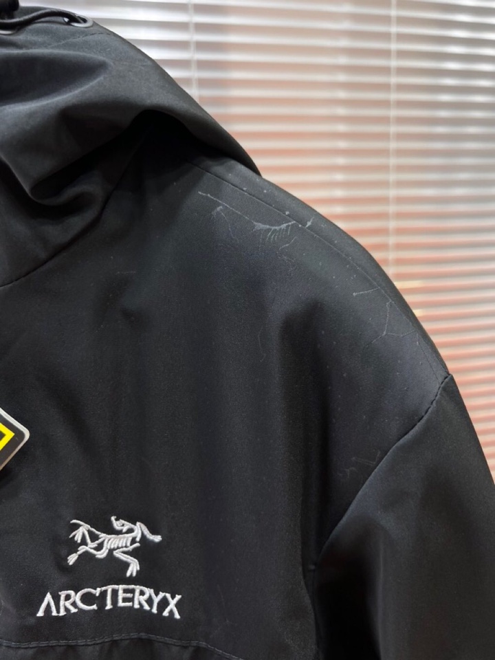 Prada 普拉达2025秋冬棉服夹克外套，定制原版logo五金，精致工艺面料，顶级元素融合打造，潮男时