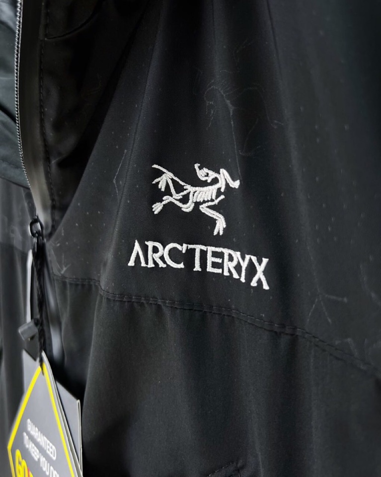 Prada 普拉达2025秋冬棉服夹克外套，定制原版logo五金，精致工艺面料，顶级元素融合打造，潮男时