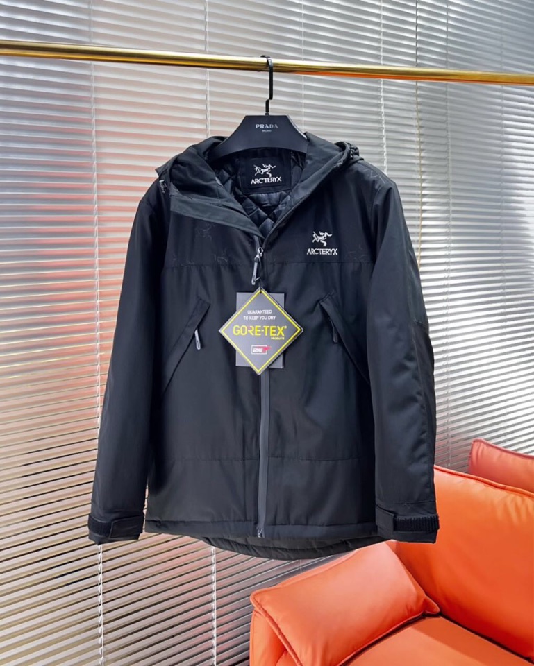 Prada 普拉达2025秋冬棉服夹克外套，定制原版logo五金，精致工艺面料，顶级元素融合打造，潮男时