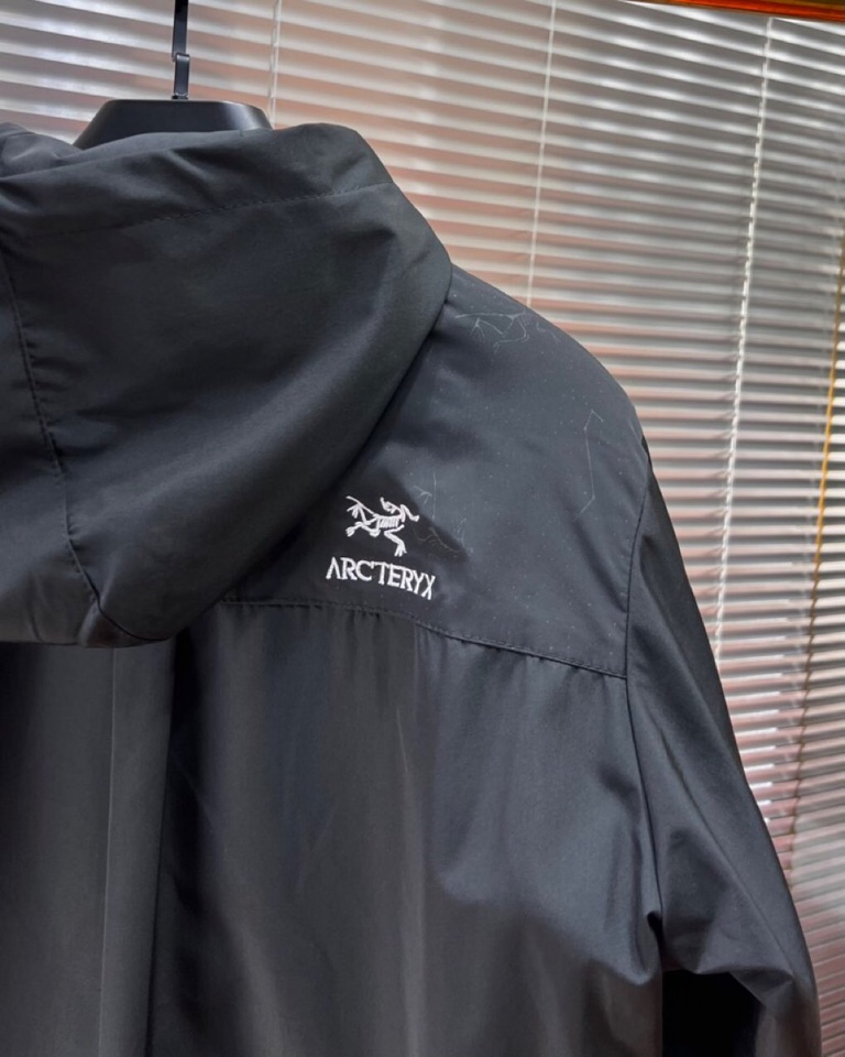 Prada 普拉达2025秋冬棉服夹克外套，定制原版logo五金，精致工艺面料，顶级元素融合打造，潮男时