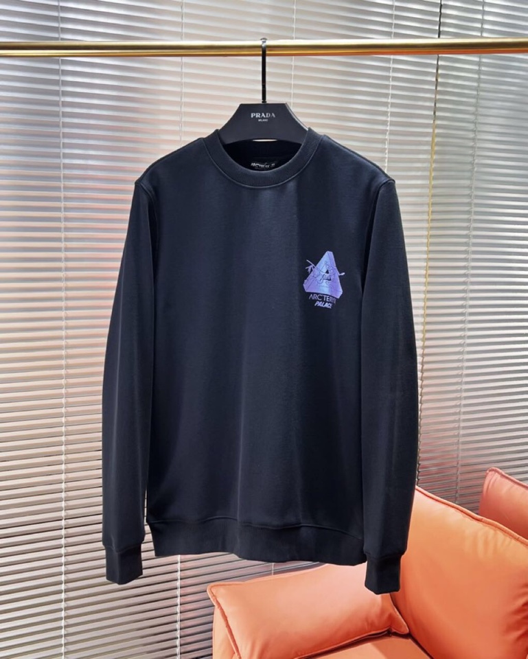 Gucci 古奇2025Ss秋冬新款圆领加绒卫衣，精美工艺圆领款，特制纯棉420克面料，柔软贴身科技面料