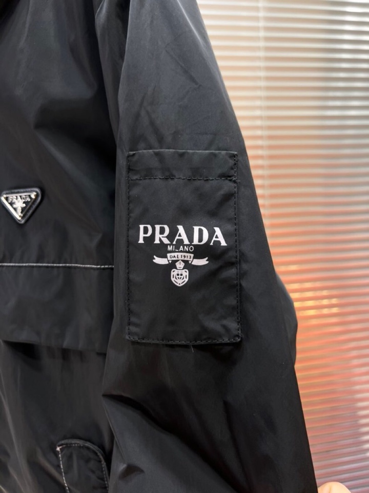 Prada 普拉达2025秋冬棉服夹克外套，定制原版logo五金，精致工艺面料，顶级元素融合打造，潮男时