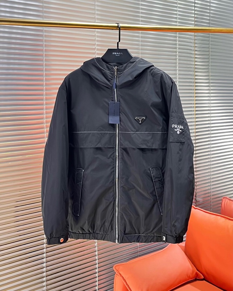 Prada 普拉达2025秋冬棉服夹克外套，定制原版logo五金，精致工艺面料，顶级元素融合打造，潮男时