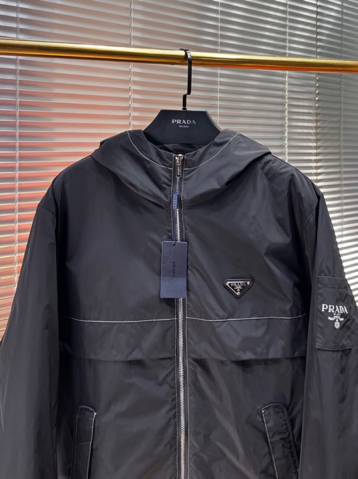 Prada 普拉达2025秋冬棉服夹克外套，定制原版logo五金，精致工艺面料，顶级元素融合打造，潮男时