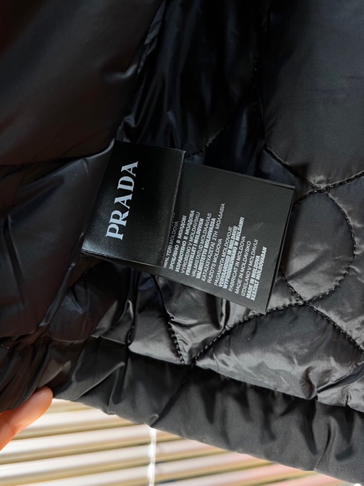 Prada 普拉达2025秋冬棉服夹克外套，定制原版logo五金，精致工艺面料，顶级元素融合打造，潮男时
