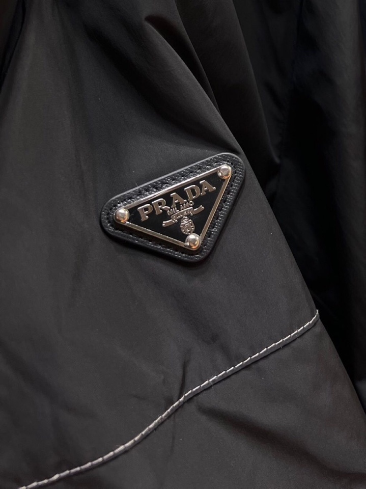 Prada 普拉达2025秋冬棉服夹克外套，定制原版logo五金，精致工艺面料，顶级元素融合打造，潮男时
