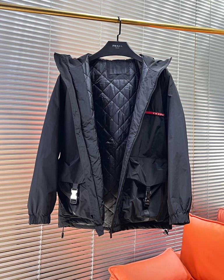 Prada 普拉达2025秋冬棉服夹克外套，定制原版logo五金，精致工艺面料，顶级元素融合打造，潮男时