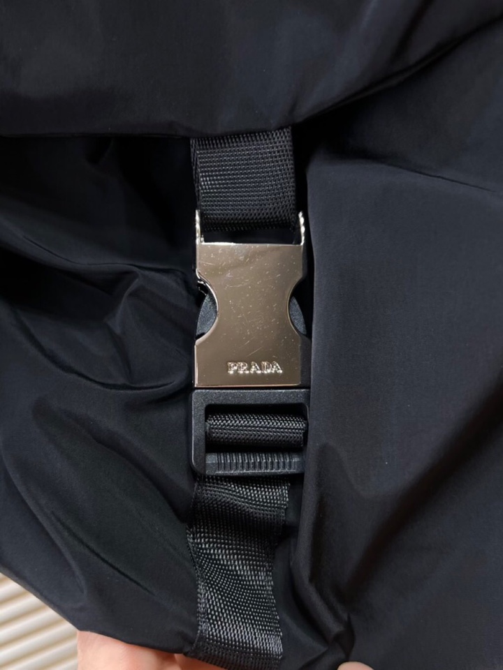 Prada 普拉达2025秋冬棉服夹克外套，定制原版logo五金，精致工艺面料，顶级元素融合打造，潮男时