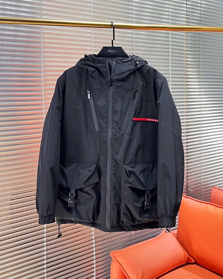 Prada 普拉达2025秋冬棉服夹克外套，定制原版logo五金，精致工艺面料，顶级元素融合打造，潮男时
