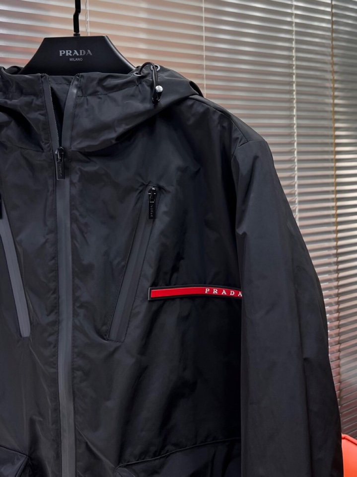 Prada 普拉达2025秋冬棉服夹克外套，定制原版logo五金，精致工艺面料，顶级元素融合打造，潮男时