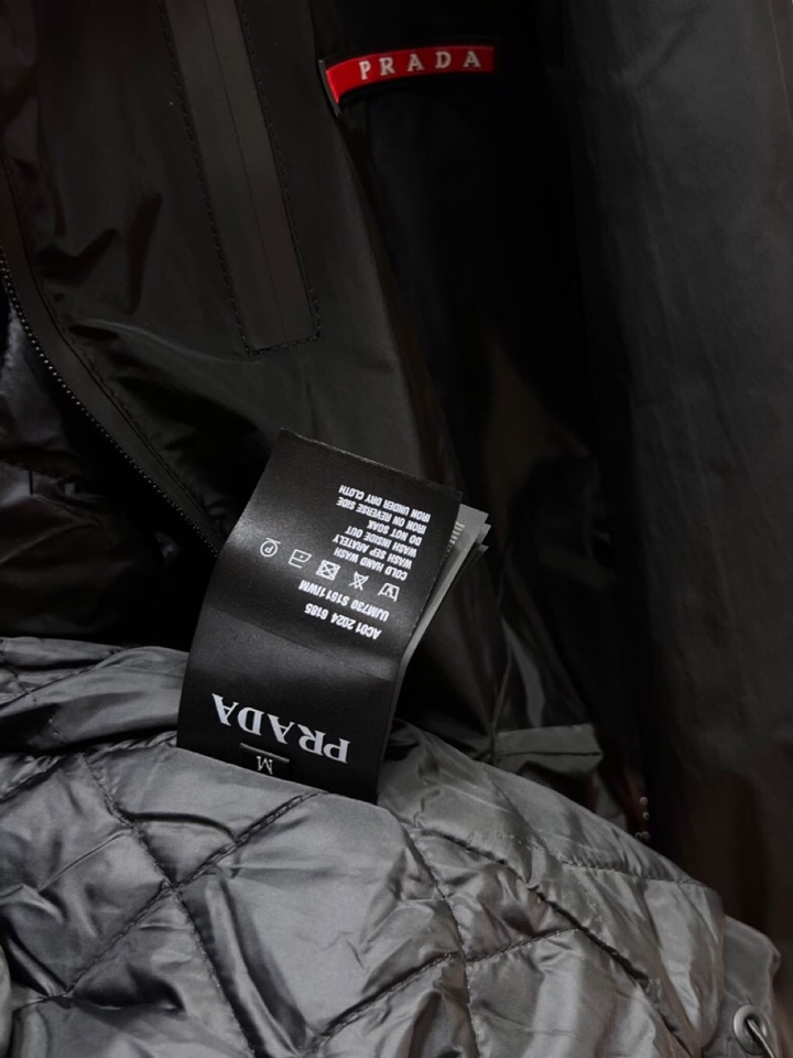 Prada 普拉达2025秋冬棉服夹克外套，定制原版logo五金，精致工艺面料，顶级元素融合打造，潮男时
