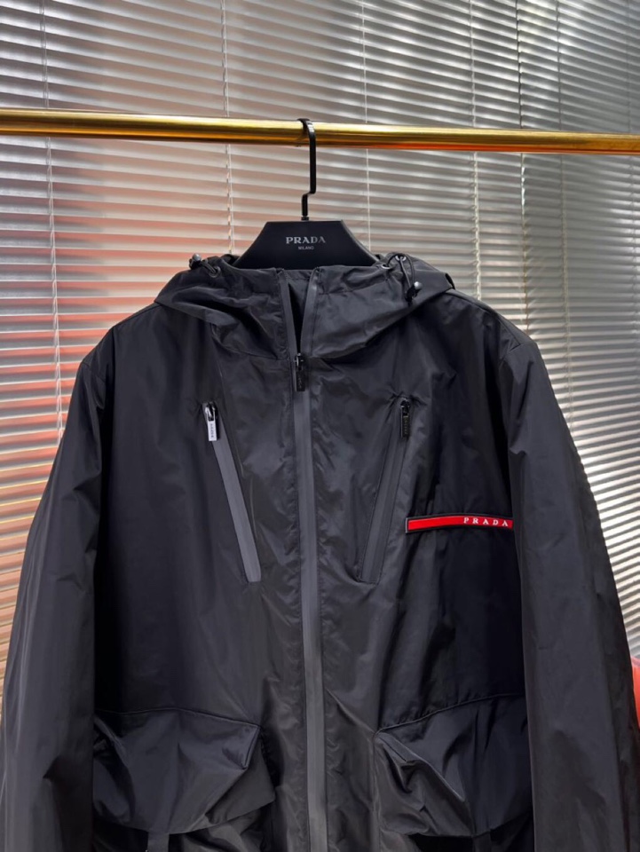 Prada 普拉达2025秋冬棉服夹克外套，定制原版logo五金，精致工艺面料，顶级元素融合打造，潮男时