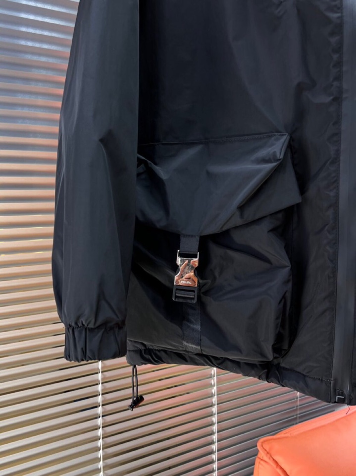 Prada 普拉达2025秋冬棉服夹克外套，定制原版logo五金，精致工艺面料，顶级元素融合打造，潮男时