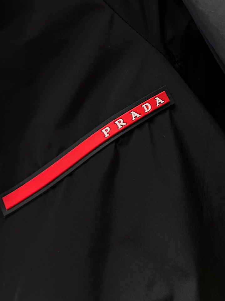 Prada 普拉达2025秋冬棉服夹克外套，定制原版logo五金，精致工艺面料，顶级元素融合打造，潮男时