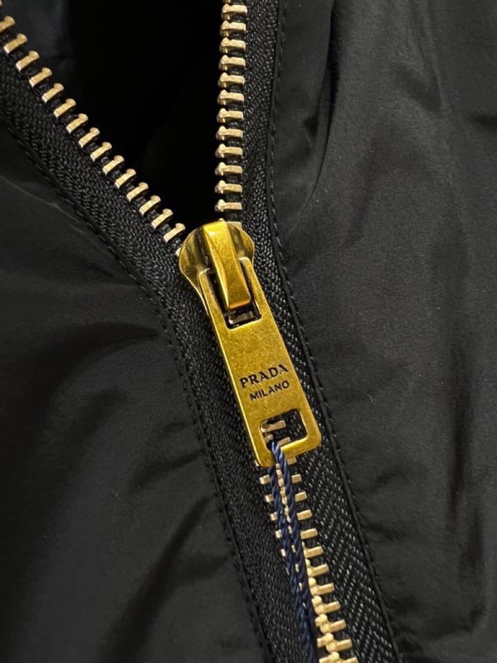 Prada 普拉达2025秋冬棉服夹克外套，定制原版logo五金，精致工艺面料，顶级元素融合打造，潮男时