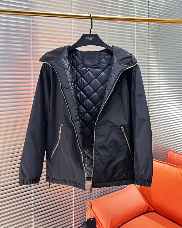 Prada 普拉达2025秋冬棉服夹克外套，定制原版logo五金，精致工艺面料，顶级元素融合打造，潮男时