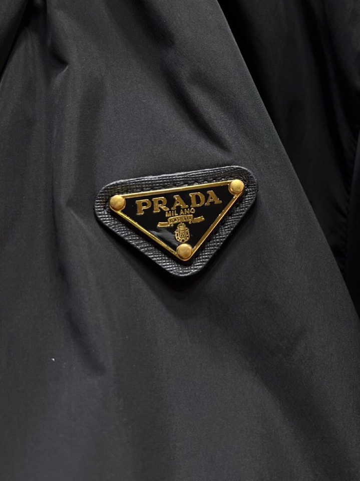 Prada 普拉达2025秋冬棉服夹克外套，定制原版logo五金，精致工艺面料，顶级元素融合打造，潮男时
