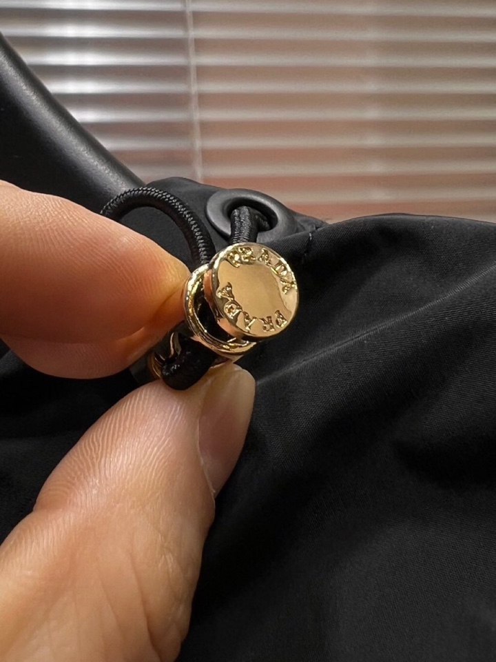 Prada 普拉达2025秋冬棉服夹克外套，定制原版logo五金，精致工艺面料，顶级元素融合打造，潮男时