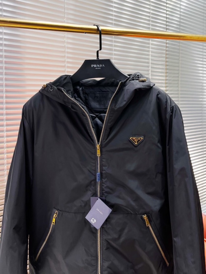 Prada 普拉达2025秋冬棉服夹克外套，定制原版logo五金，精致工艺面料，顶级元素融合打造，潮男时