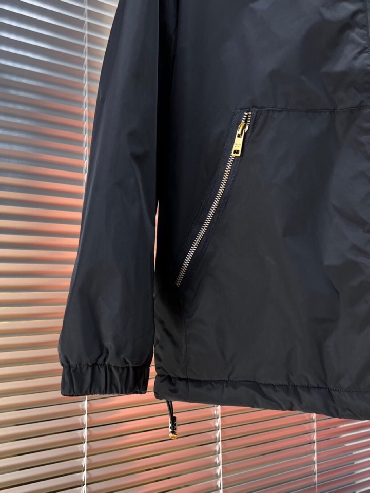 Prada 普拉达2025秋冬棉服夹克外套，定制原版logo五金，精致工艺面料，顶级元素融合打造，潮男时