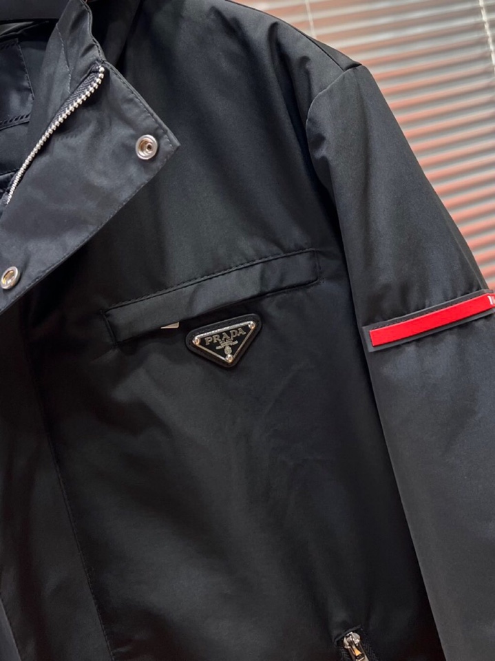 Prada 普拉达2025秋冬棉服夹克外套，定制原版logo五金，精致工艺面料，顶级元素融合打造，潮男时