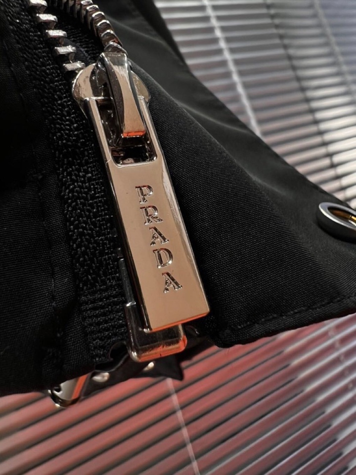 Prada 普拉达2025秋冬棉服夹克外套，定制原版logo五金，精致工艺面料，顶级元素融合打造，潮男时