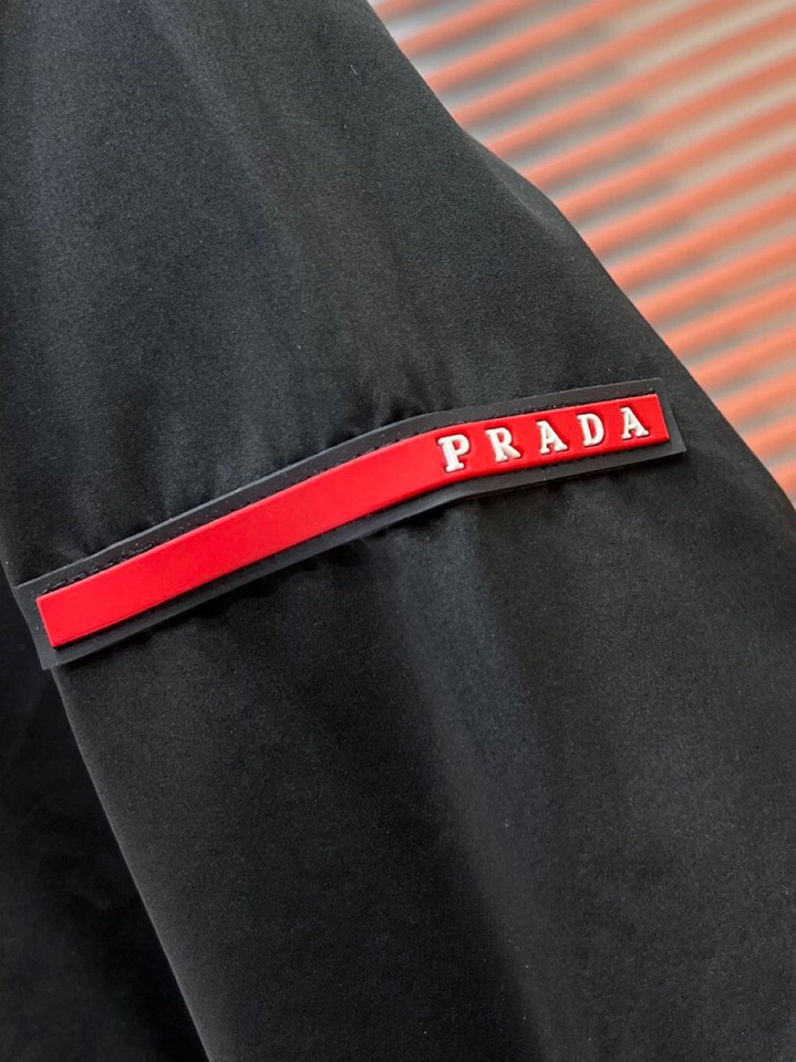 Prada 普拉达2025秋冬棉服夹克外套，定制原版logo五金，精致工艺面料，顶级元素融合打造，潮男时
