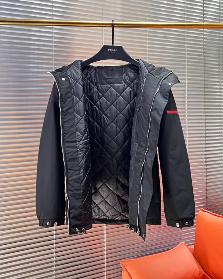Prada 普拉达2025秋冬棉服夹克外套，定制原版logo五金，精致工艺面料，顶级元素融合打造，潮男时