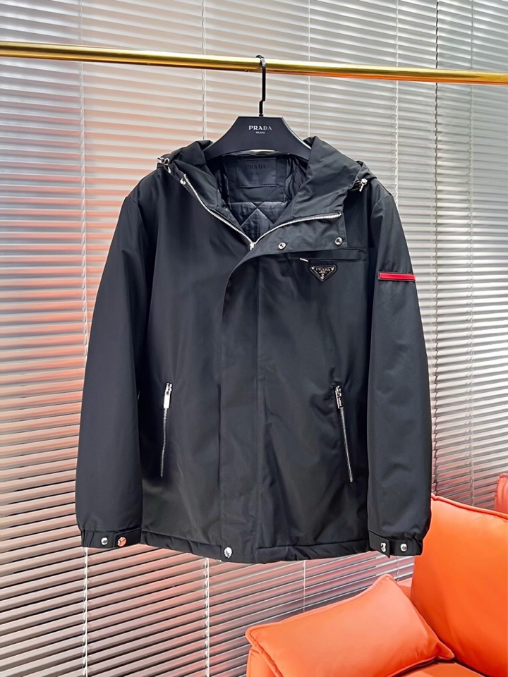 Prada 普拉达2025秋冬棉服夹克外套，定制原版logo五金，精致工艺面料，顶级元素融合打造，潮男时