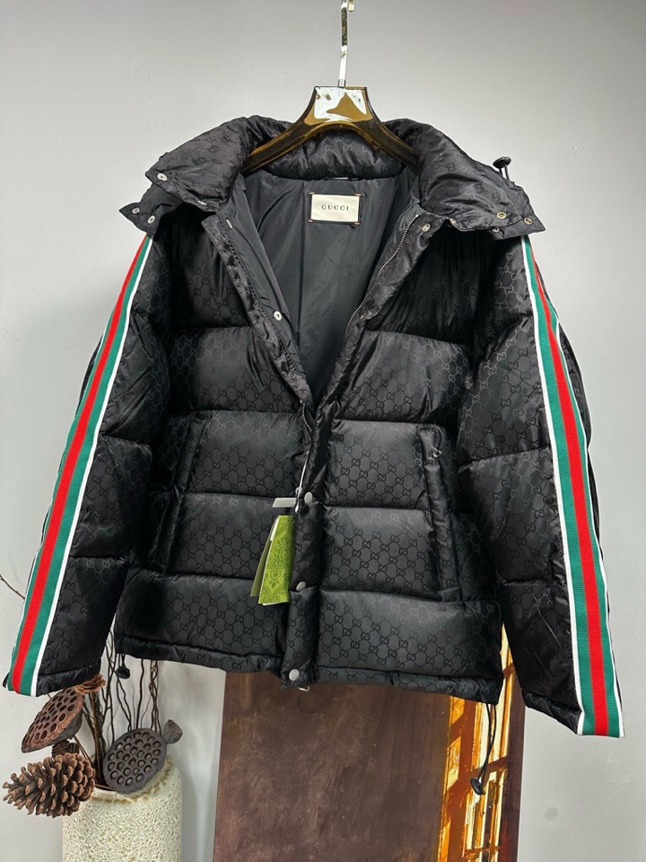古奇Gucci 官网款2025秋冬新款羽绒服。这款号称羽绒服届最高端的，全部90绒的三标齐全带着经典的L