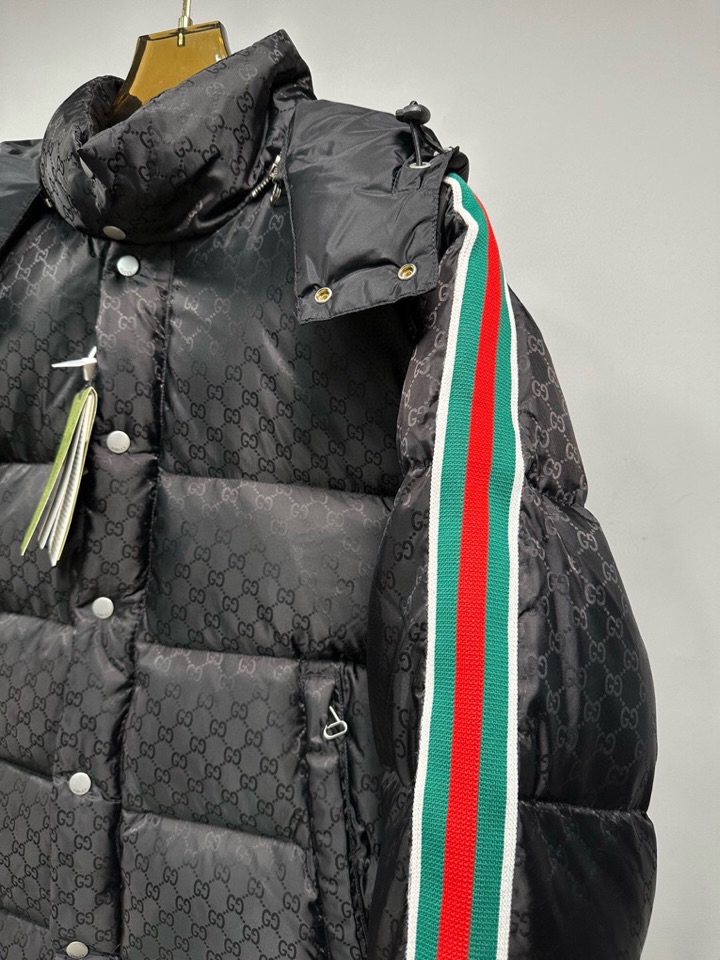 古奇Gucci 官网款2025秋冬新款羽绒服。这款号称羽绒服届最高端的，全部90绒的三标齐全带着经典的L
