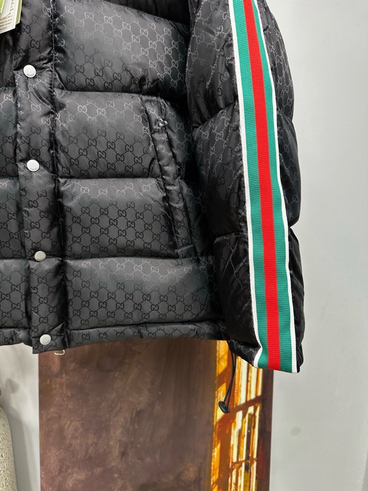 古奇Gucci 官网款2025秋冬新款羽绒服。这款号称羽绒服届最高端的，全部90绒的三标齐全带着经典的L