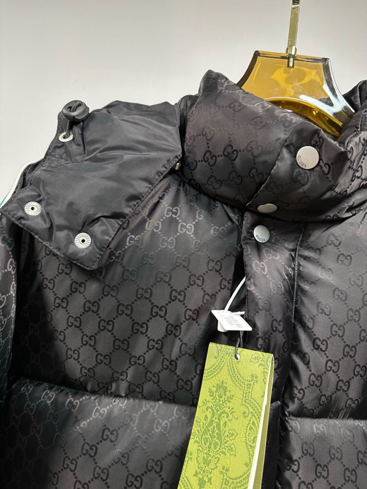 古奇Gucci 官网款2025秋冬新款羽绒服。这款号称羽绒服届最高端的，全部90绒的三标齐全带着经典的L