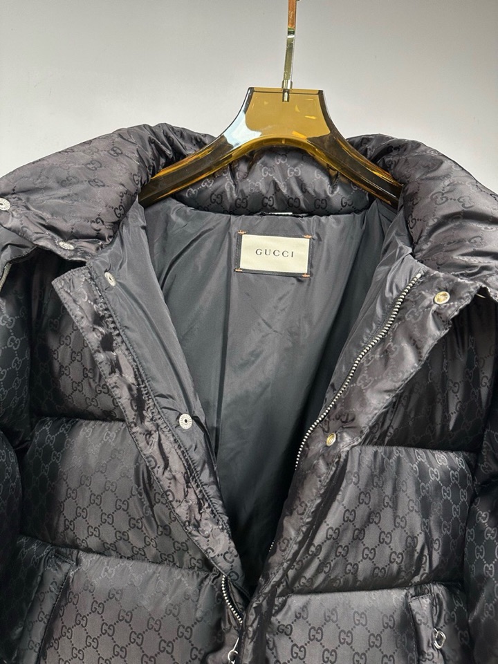 古奇Gucci 官网款2025秋冬新款羽绒服。这款号称羽绒服届最高端的，全部90绒的三标齐全带着经典的L