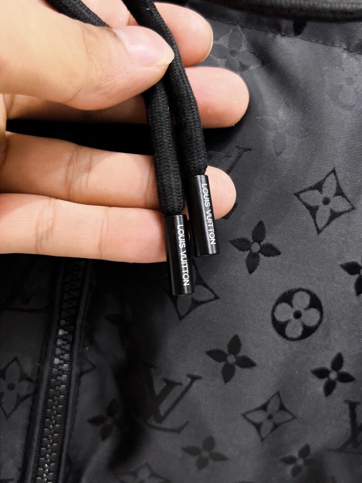 路易威登 LV 官网款2025秋冬新款羽绒服。这款号称羽绒服届最高端的，全部90绒的三标齐全带着经典的L