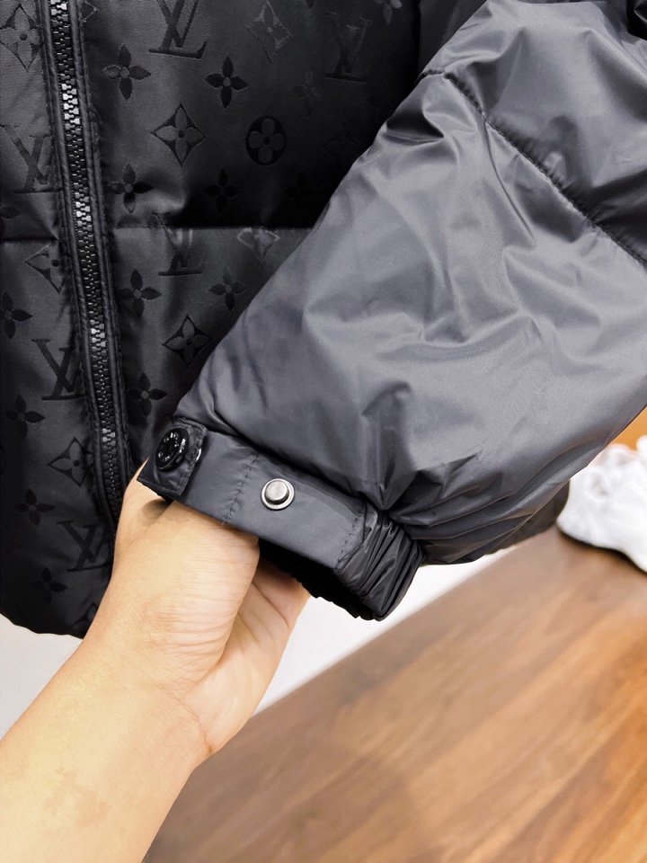 路易威登 LV 官网款2025秋冬新款羽绒服。这款号称羽绒服届最高端的，全部90绒的三标齐全带着经典的L